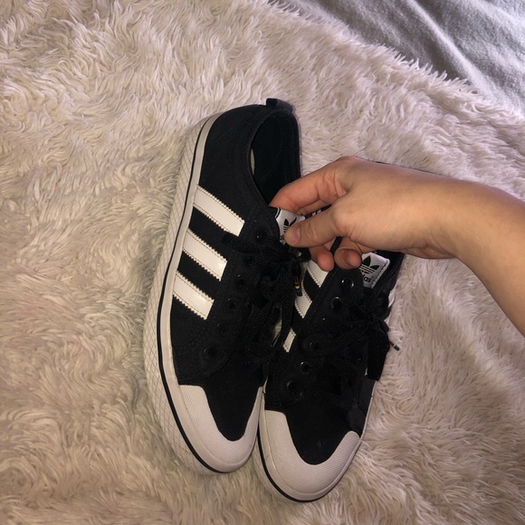 Adidas size 8 women’s black and white superstars - Picture 2 of 4